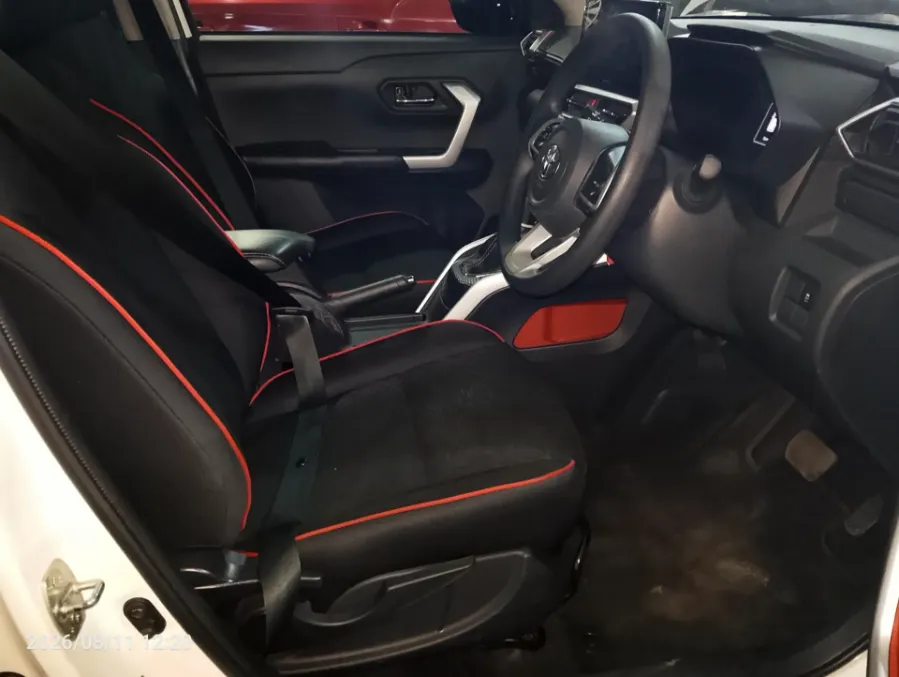 Foto Mobil Bekas Kabin Depan Toyota Raize 1.0 G tahun 2022