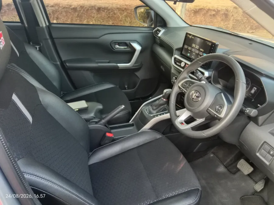 Foto Mobil Bekas Kabin Depan Toyota Raize 1.0 G tahun 2022