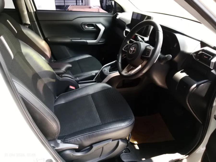 Foto Mobil Bekas Kabin Depan Toyota Raize 1.0 G tahun 2022