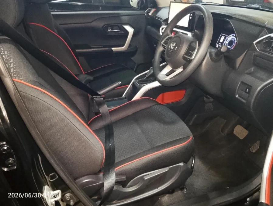 Foto Mobil Bekas Kabin Depan Toyota Raize 1.0 G tahun 2023
