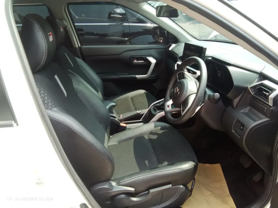 Foto Mobil Bekas Kabin Depan Toyota Raize 1.0 G tahun 2023