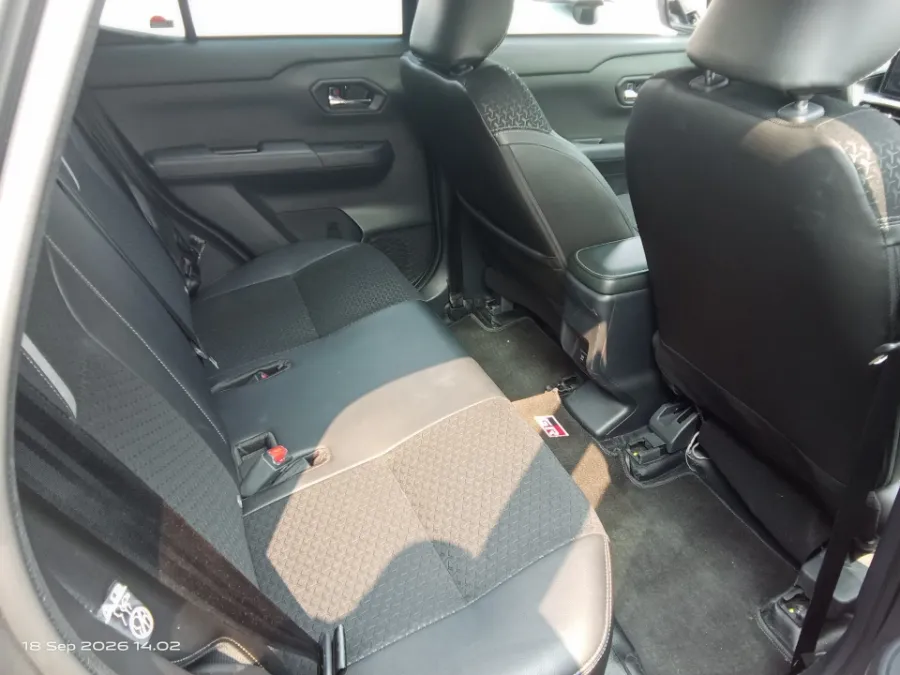 Foto Mobil Bekas Kabin Belakang Toyota Raize 1.0 G tahun 2024