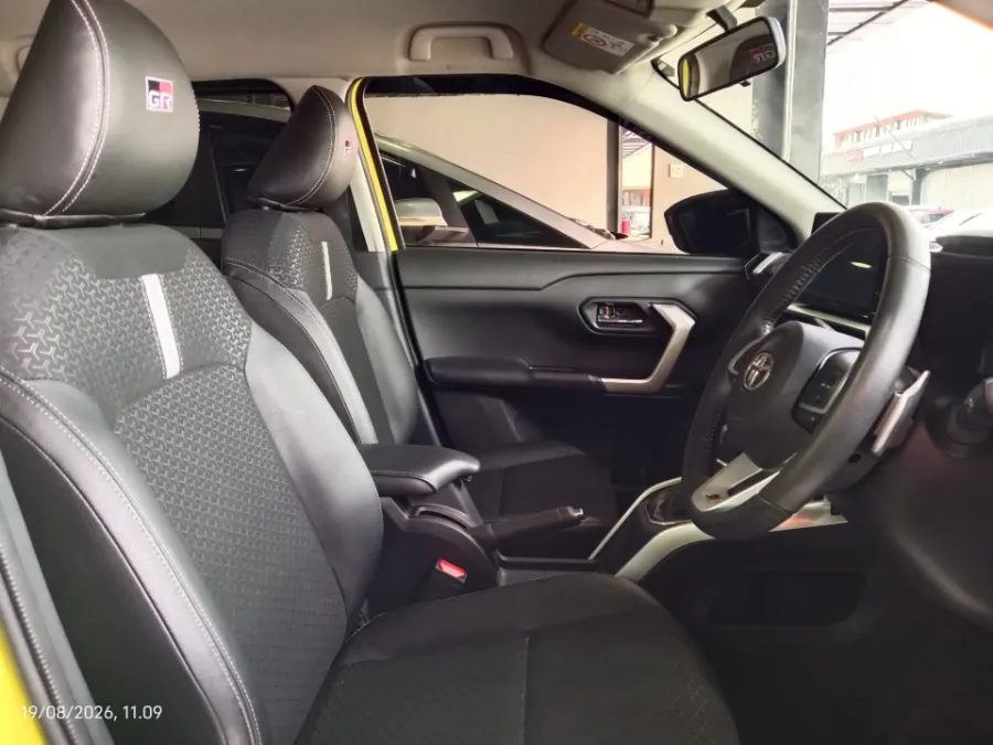 Foto Mobil Bekas Kabin Depan Toyota Raize 1.0 G tahun 2024