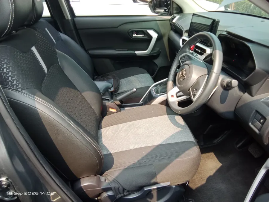 Foto Mobil Bekas Kabin Depan Toyota Raize 1.0 G tahun 2024
