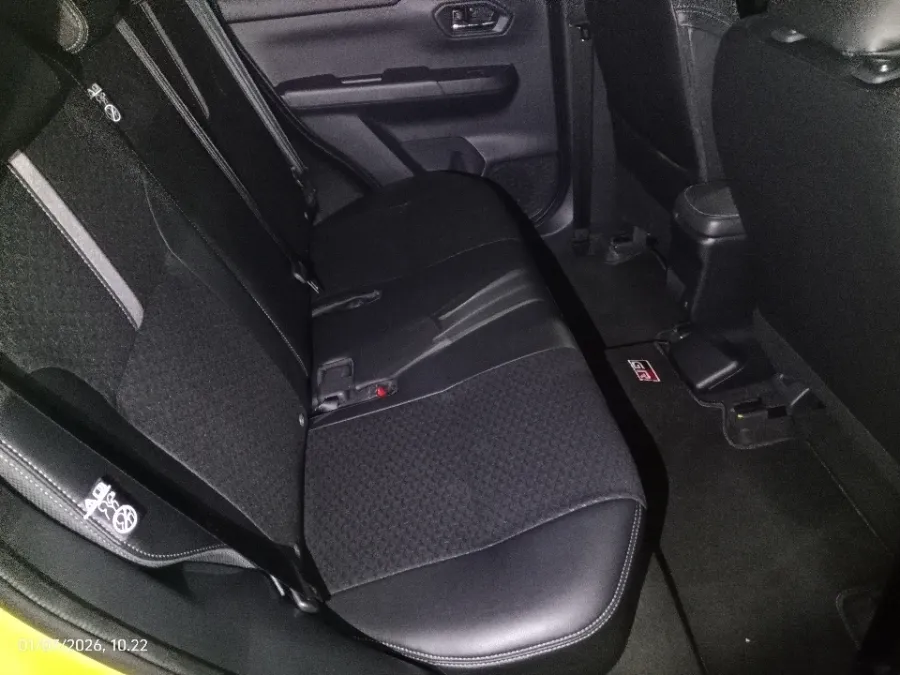 Foto Mobil Bekas Kabin Belakang Toyota Raize 1.0 G tahun 2025