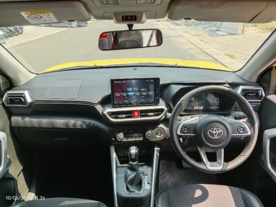 Foto Mobil Bekas Dashboard Toyota Raize 1.0 GR Sport tahun 2021