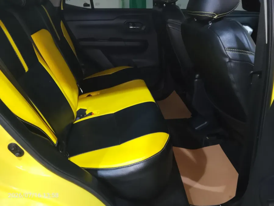 Foto Mobil Bekas Kabin Belakang Toyota Raize 1.0 GR Sport tahun 2021