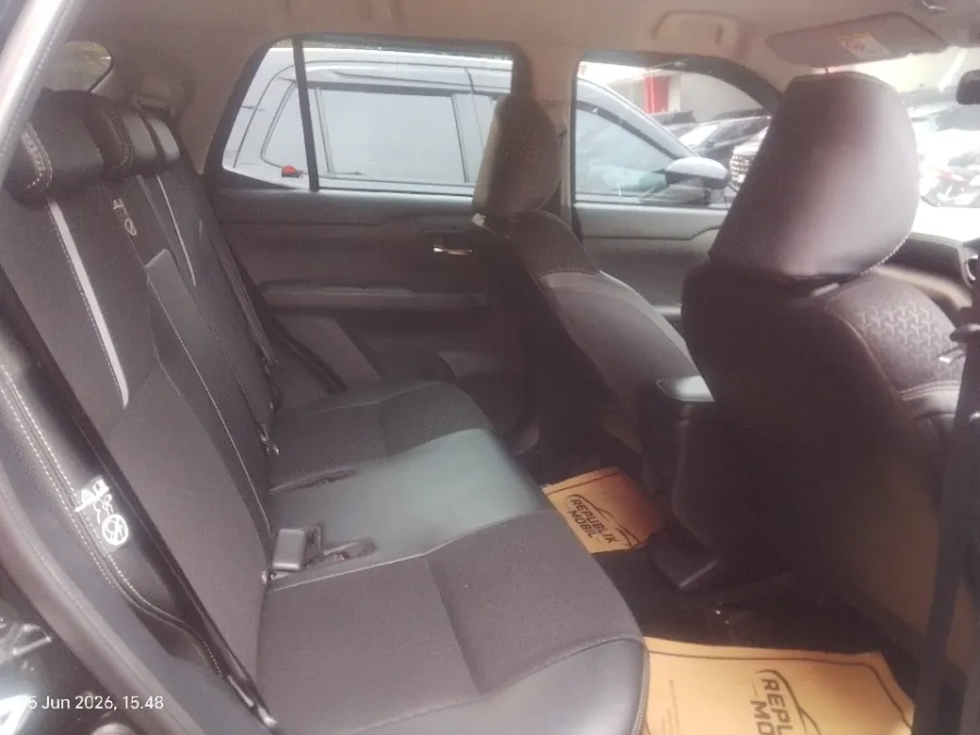 Foto Mobil Bekas Kabin Belakang Toyota Raize 1.0 GR Sport tahun 2021