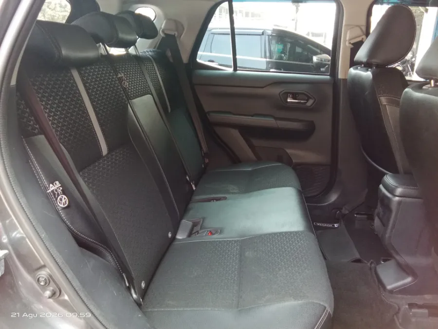 Foto Mobil Bekas Kabin Belakang Toyota Raize 1.0 GR Sport tahun 2021