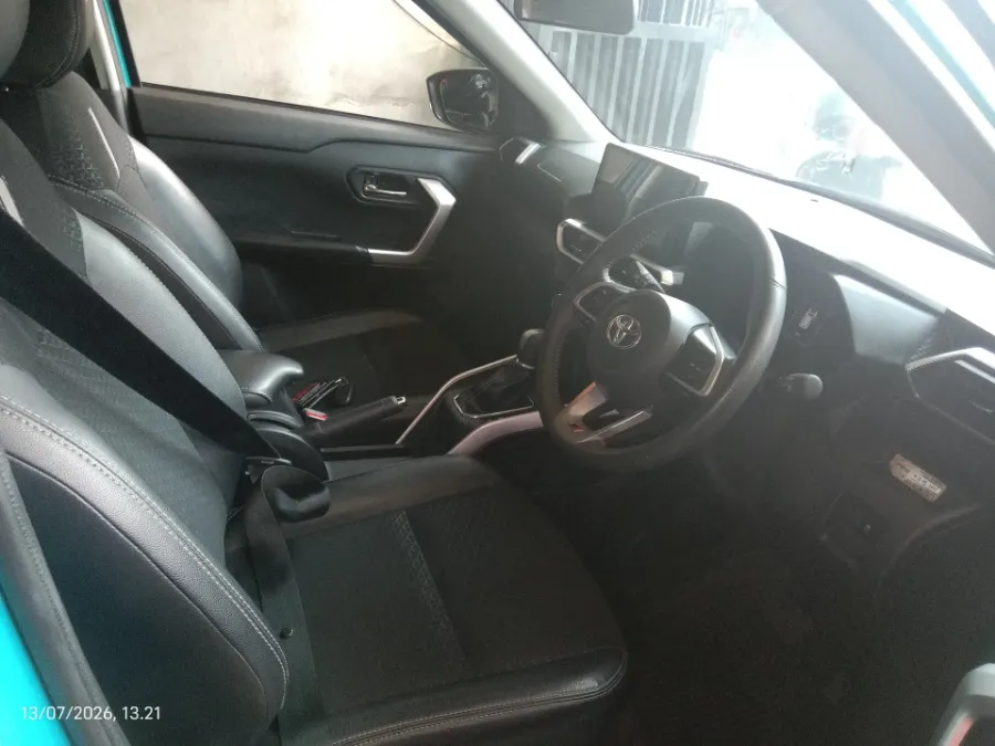 Foto Mobil Bekas Kabin Depan Toyota Raize 1.0 GR Sport tahun 2021
