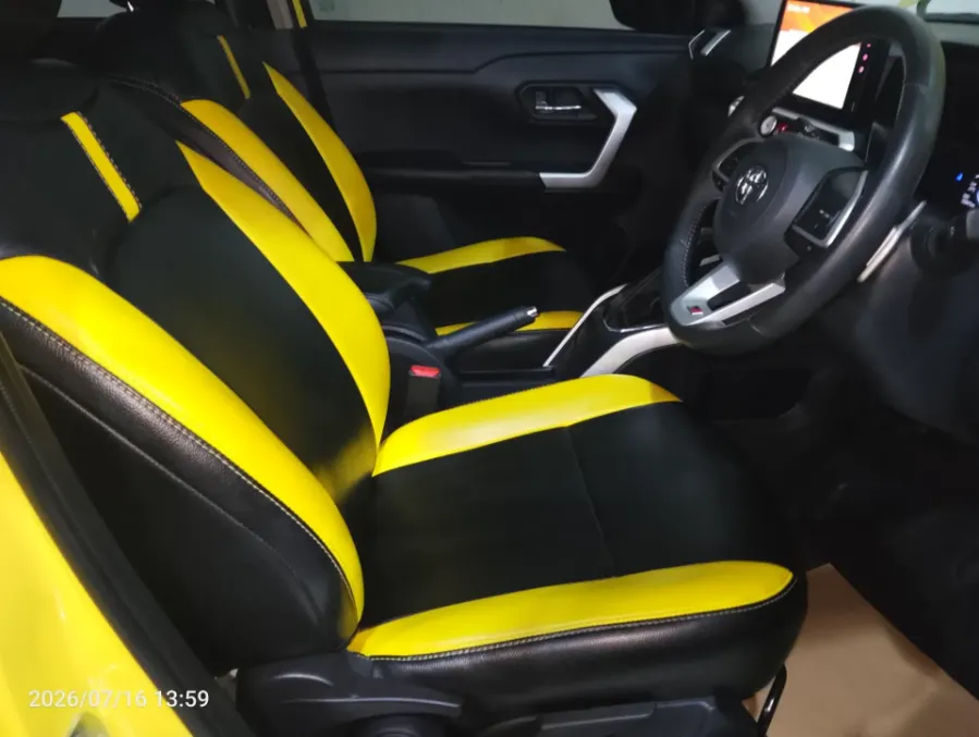 Foto Mobil Bekas Kabin Depan Toyota Raize 1.0 GR Sport tahun 2021
