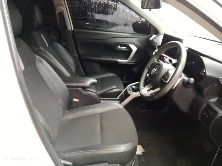 Foto Mobil Bekas Kabin Depan Toyota Raize 1.0 GR Sport tahun 2021