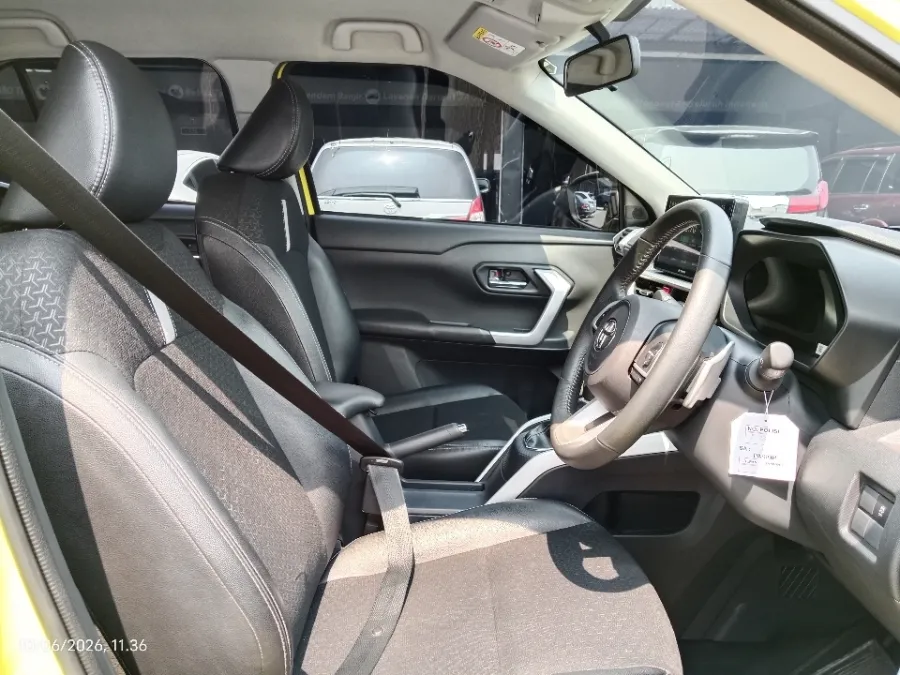 Foto Mobil Bekas Kabin Depan Toyota Raize 1.0 GR Sport tahun 2021