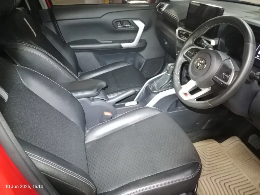 Foto Mobil Bekas Kabin Depan Toyota Raize 1.0 GR Sport tahun 2021