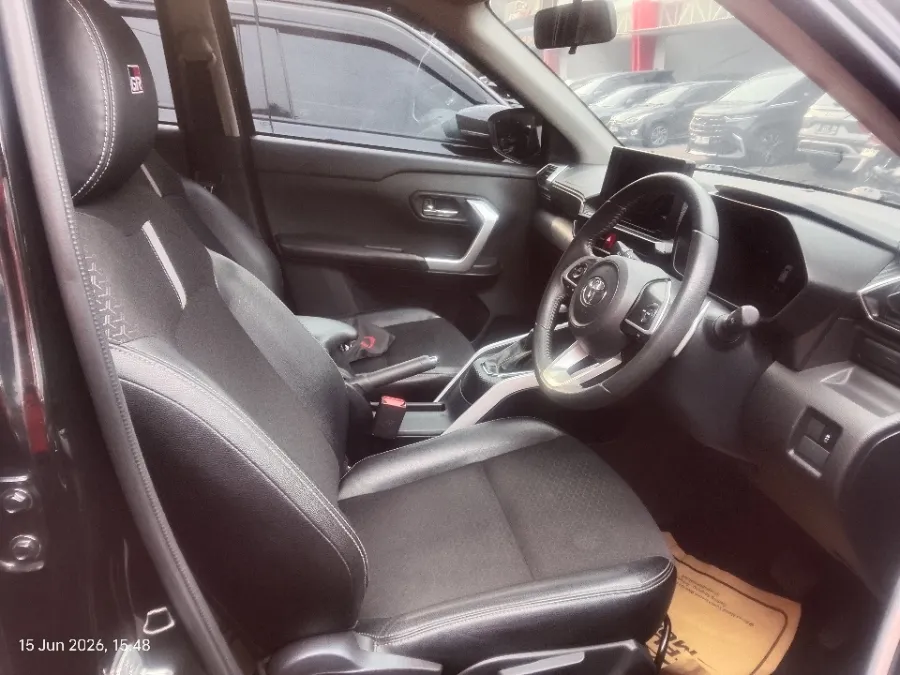 Foto Mobil Bekas Kabin Depan Toyota Raize 1.0 GR Sport tahun 2021