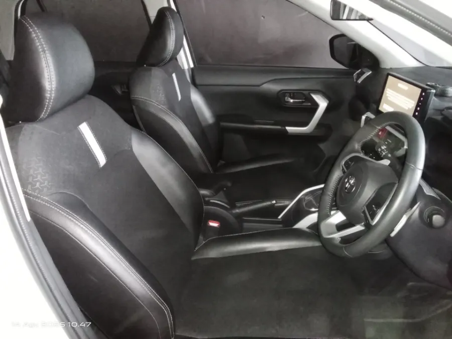 Foto Mobil Bekas Kabin Depan Toyota Raize 1.0 GR Sport tahun 2021