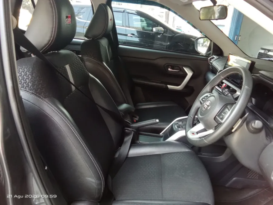 Foto Mobil Bekas Kabin Depan Toyota Raize 1.0 GR Sport tahun 2021