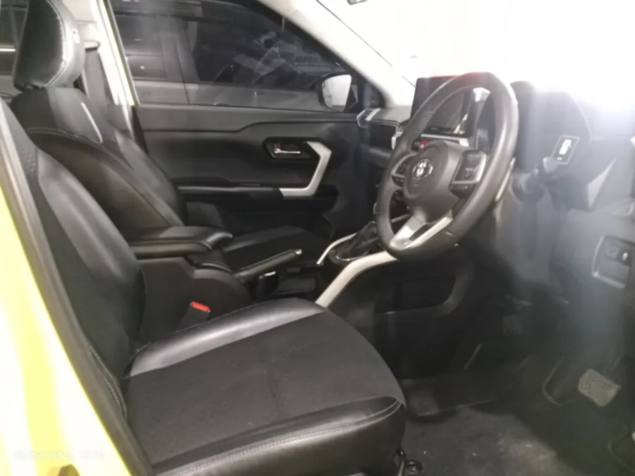 Foto Mobil Bekas Kabin Depan Toyota Raize 1.0 GR Sport tahun 2021