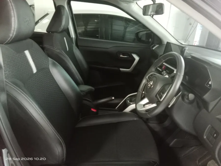 Foto Mobil Bekas Kabin Depan Toyota Raize 1.0 GR Sport tahun 2021