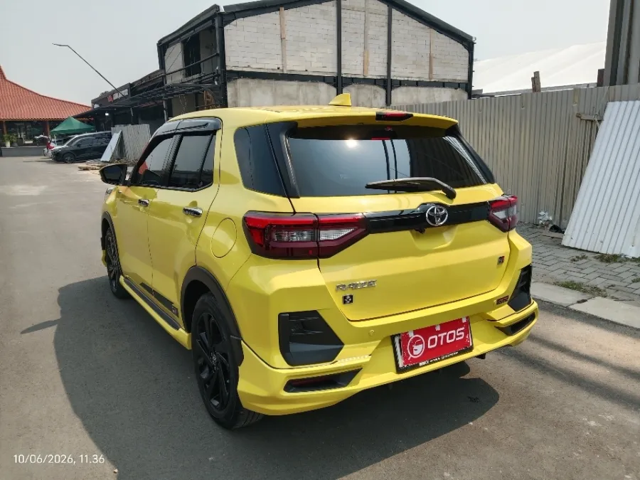 Foto Mobil Bekas Kiri Belakang Toyota Raize 1.0 GR Sport tahun 2021