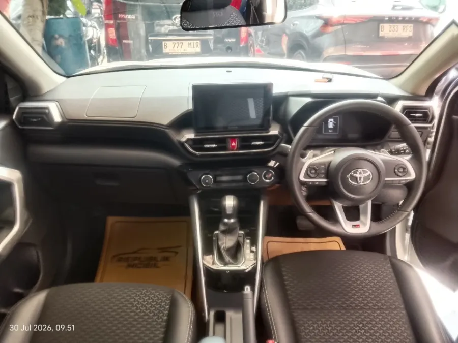 Foto Mobil Bekas Dashboard Toyota Raize 1.0 GR Sport tahun 2022