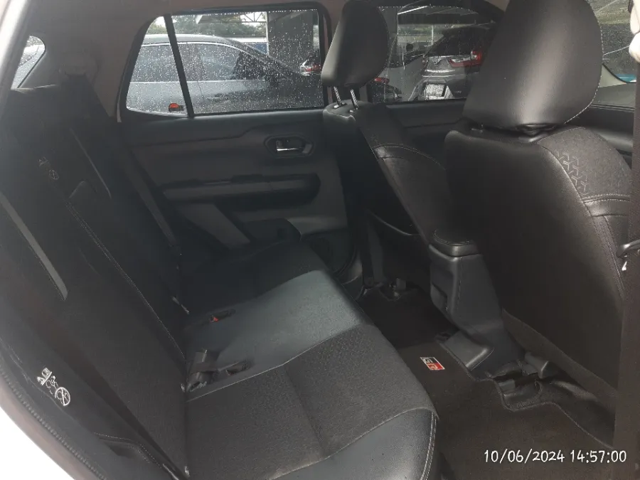 Foto Mobil Bekas Kabin Belakang Toyota Raize 1.0 GR Sport tahun 2022