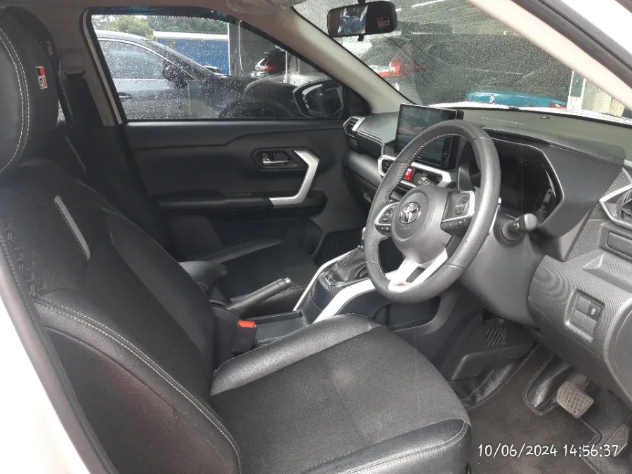 Foto Mobil Bekas Kabin Depan Toyota Raize 1.0 GR Sport tahun 2022