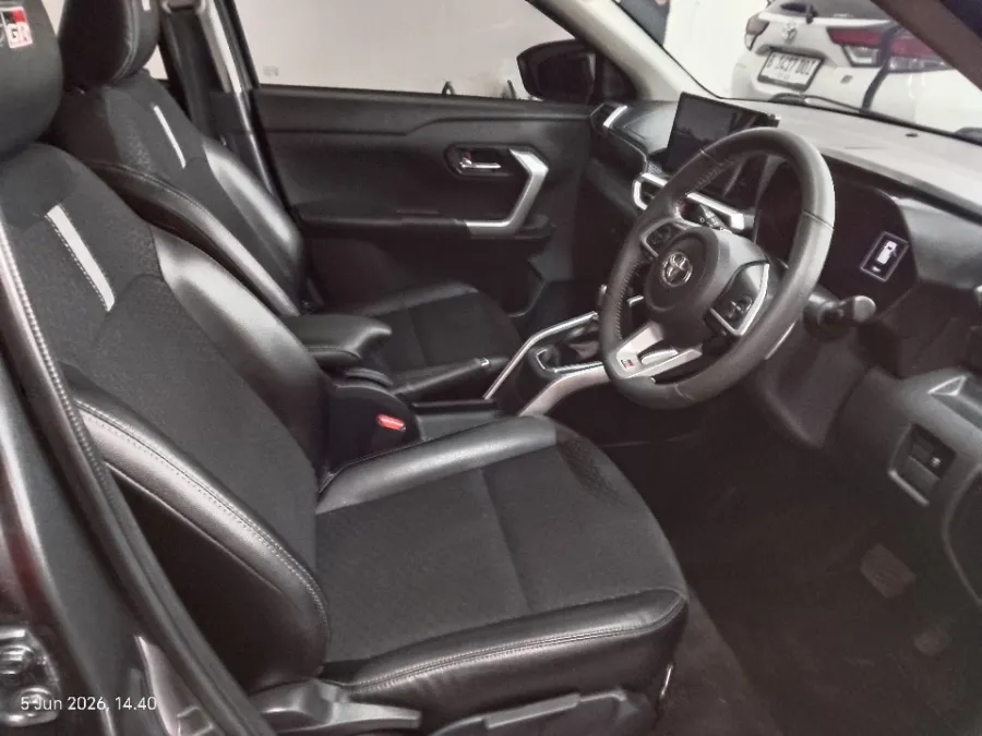 Foto Mobil Bekas Kabin Depan Toyota Raize 1.0 GR Sport tahun 2022