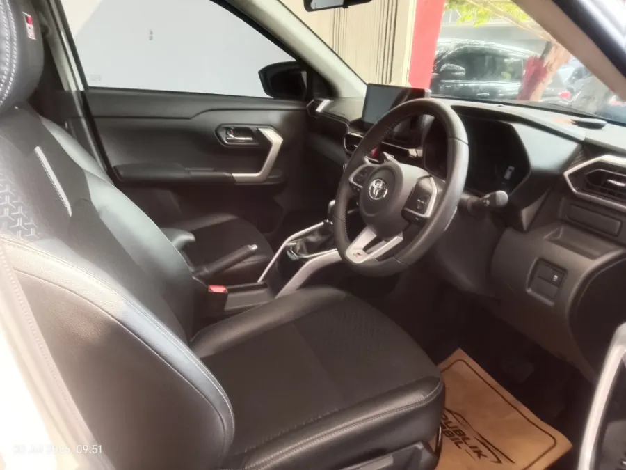 Foto Mobil Bekas Kabin Depan Toyota Raize 1.0 GR Sport tahun 2022