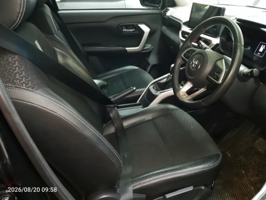 Foto Mobil Bekas Kabin Depan Toyota Raize 1.0 GR Sport tahun 2022