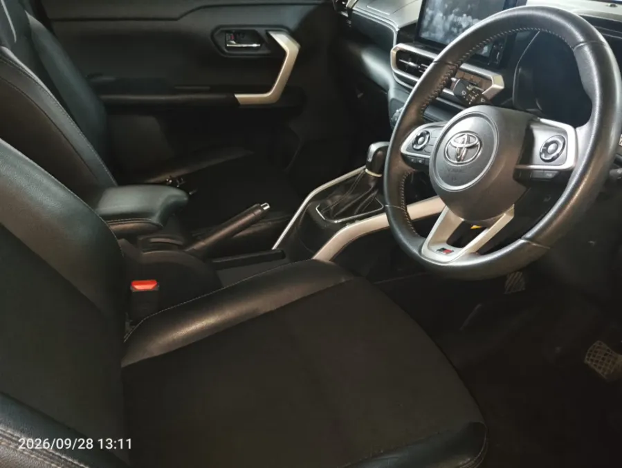 Foto Mobil Bekas Kabin Depan Toyota Raize 1.0 GR Sport tahun 2022