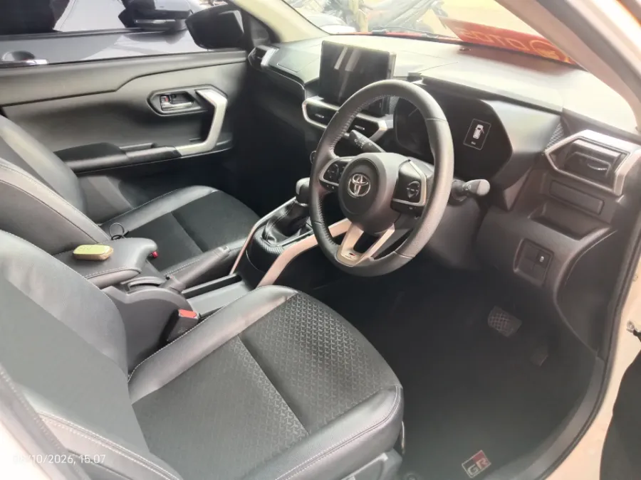 Foto Mobil Bekas Kabin Depan Toyota Raize 1.0 GR Sport tahun 2022