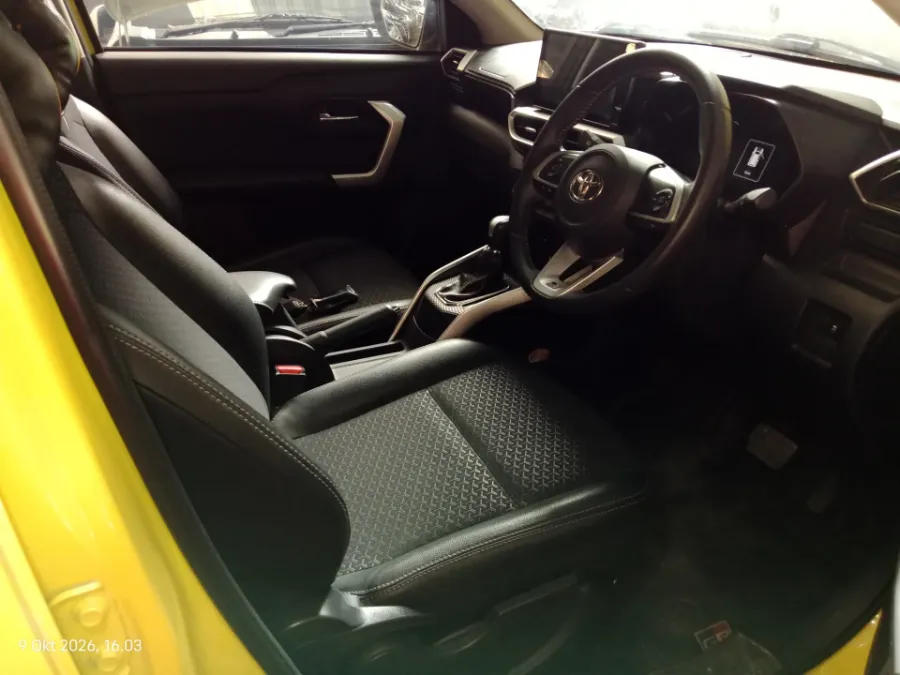 Foto Mobil Bekas Kabin Depan Toyota Raize 1.0 GR Sport tahun 2022