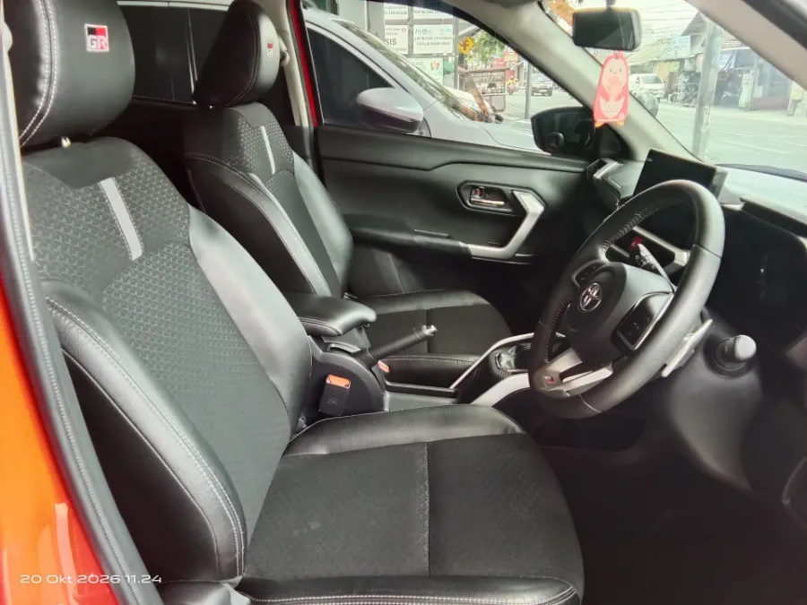 Foto Mobil Bekas Kabin Depan Toyota Raize 1.0 GR Sport tahun 2022