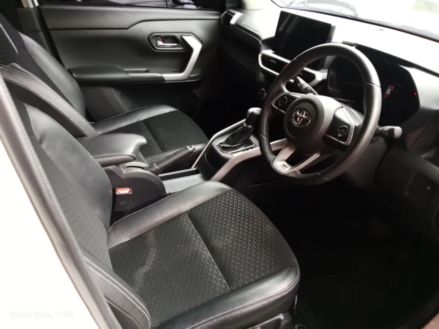 Foto Mobil Bekas Kabin Depan Toyota Raize 1.0 GR Sport tahun 2022