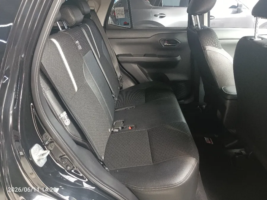Foto Mobil Bekas Kabin Belakang Toyota Raize 1.0 GR Sport tahun 2023