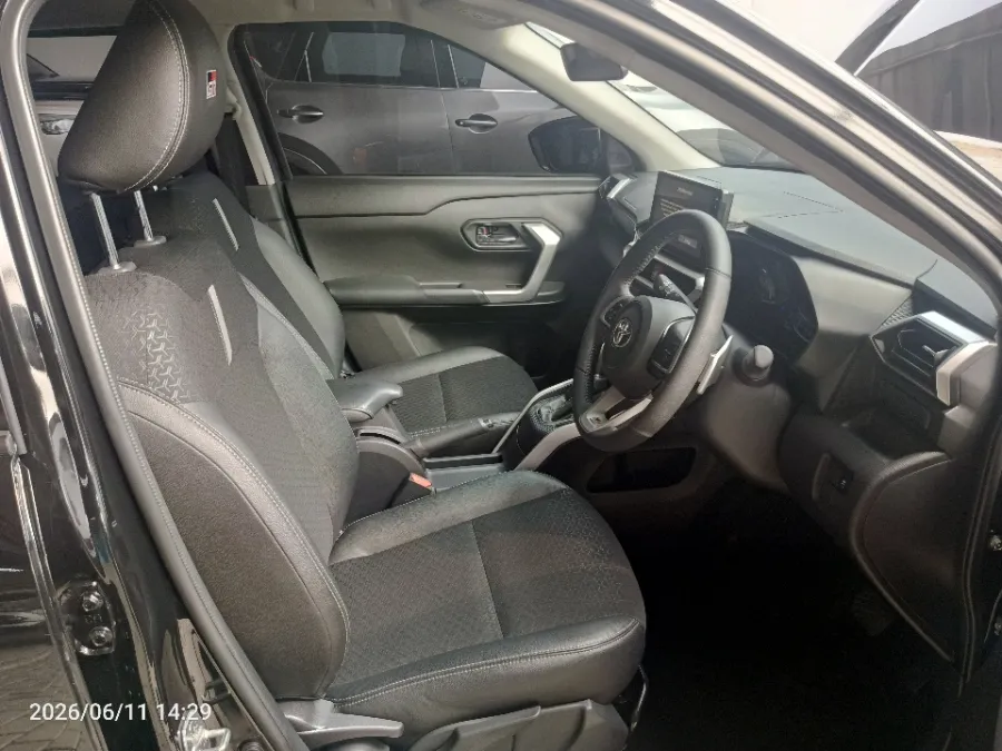 Foto Mobil Bekas Kabin Depan Toyota Raize 1.0 GR Sport tahun 2023