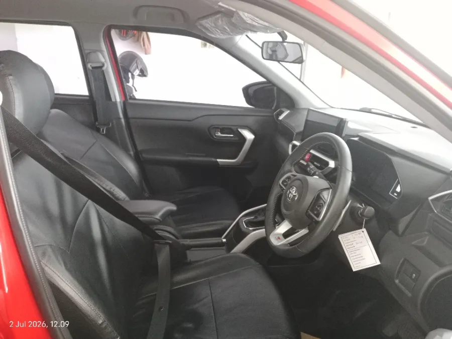 Foto Mobil Bekas Kabin Depan Toyota Raize 1.0 GR Sport tahun 2023