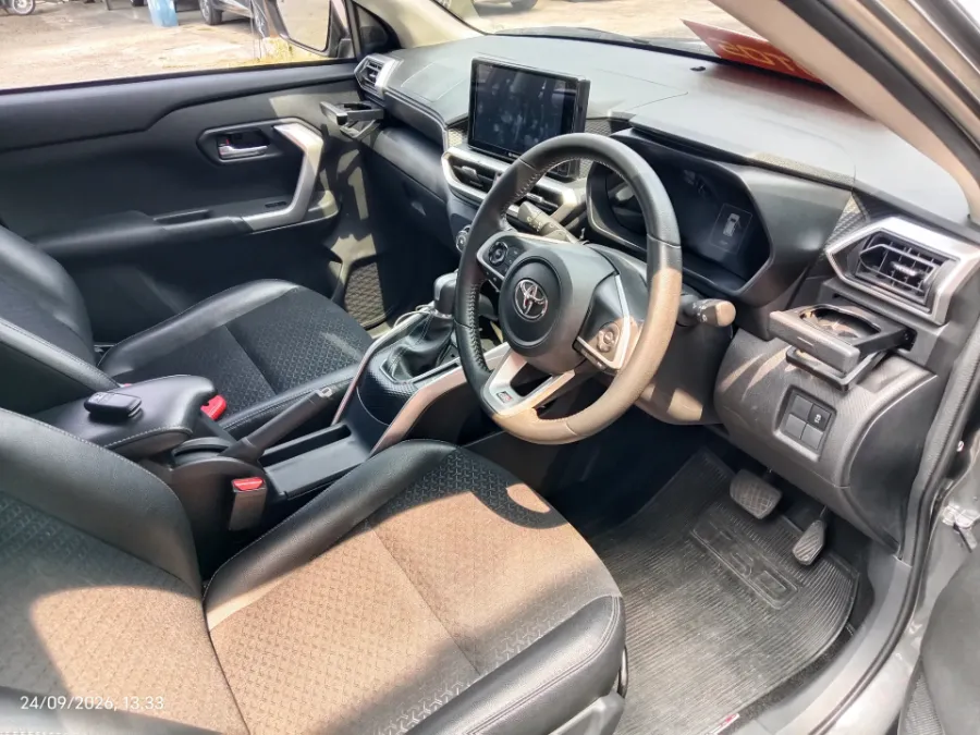 Foto Mobil Bekas Kabin Depan Toyota Raize 1.0 GR Sport tahun 2023