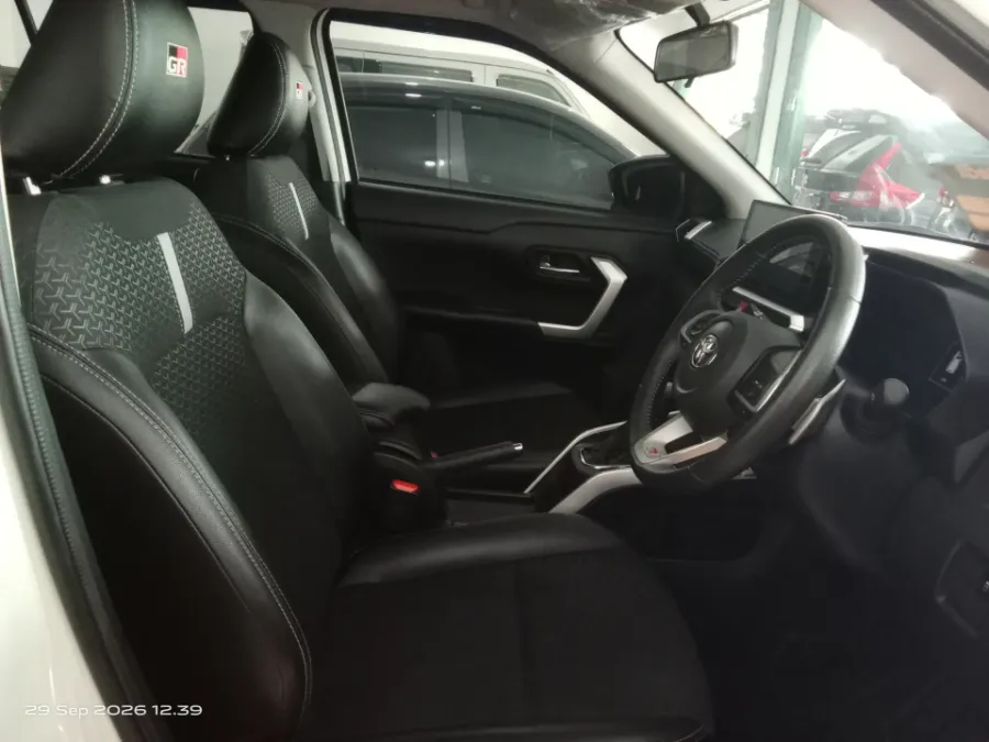 Foto Mobil Bekas Kabin Depan Toyota Raize 1.0 GR Sport tahun 2023
