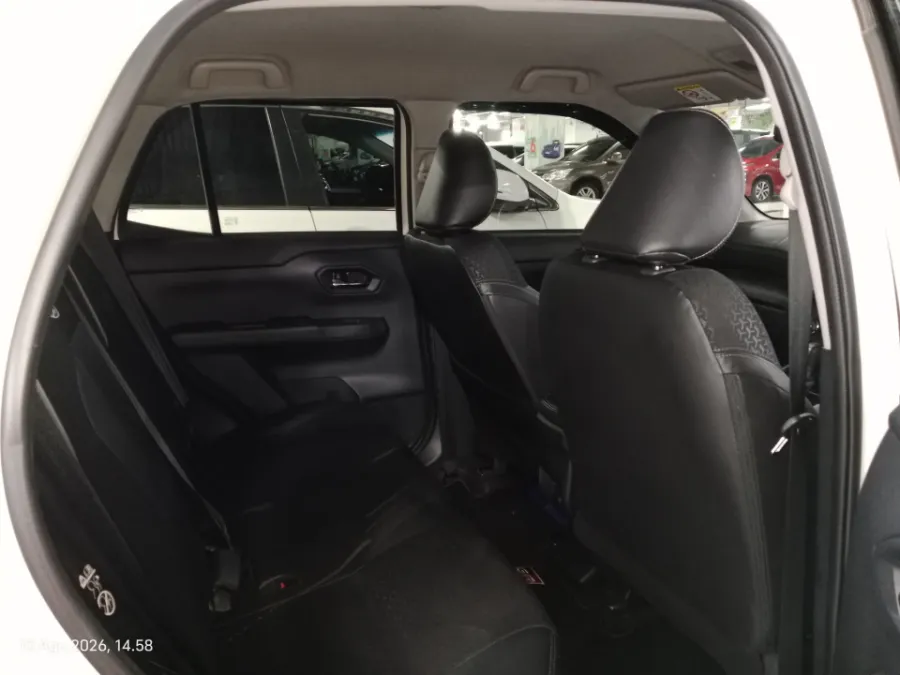 Foto Mobil Bekas Kabin Belakang Toyota Raize 1.0 GR Sport tahun 2025
