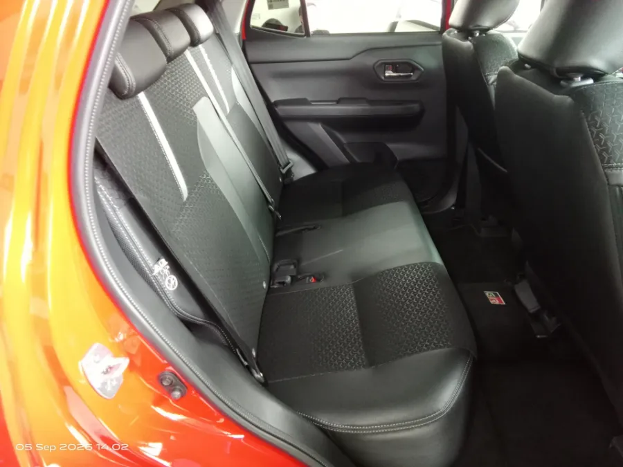 Foto Mobil Bekas Kabin Belakang Toyota Raize 1.0 GR Sport tahun 2025