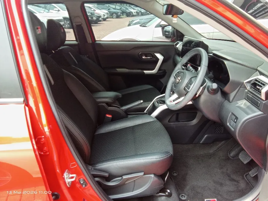 Foto Mobil Bekas Kabin Depan Toyota Raize 1.0 GR Sport tahun 2025