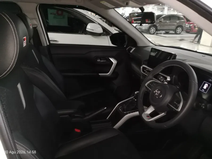 Foto Mobil Bekas Kabin Depan Toyota Raize 1.0 GR Sport tahun 2025