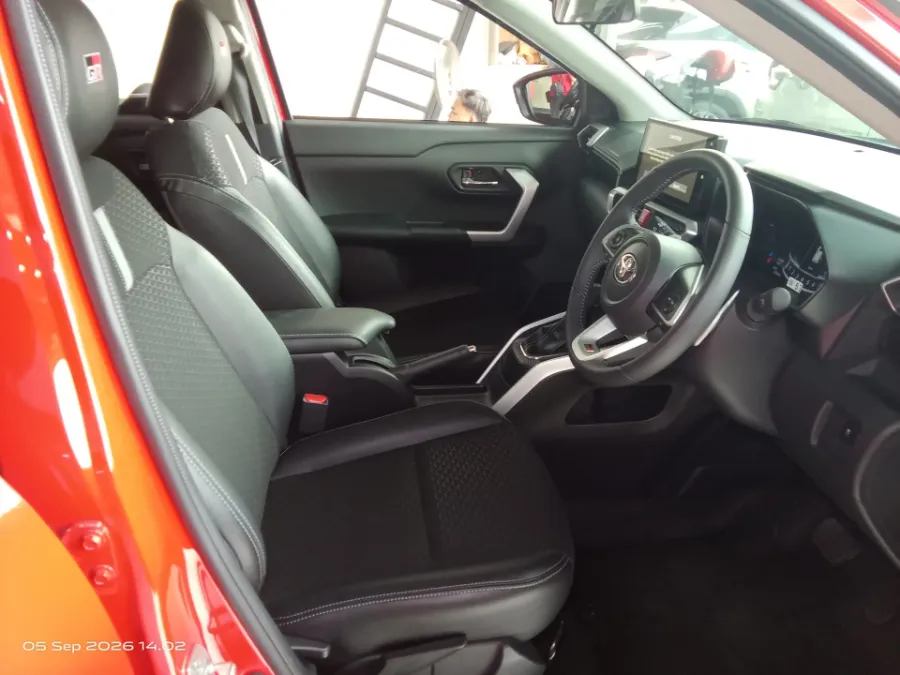 Foto Mobil Bekas Kabin Depan Toyota Raize 1.0 GR Sport tahun 2025
