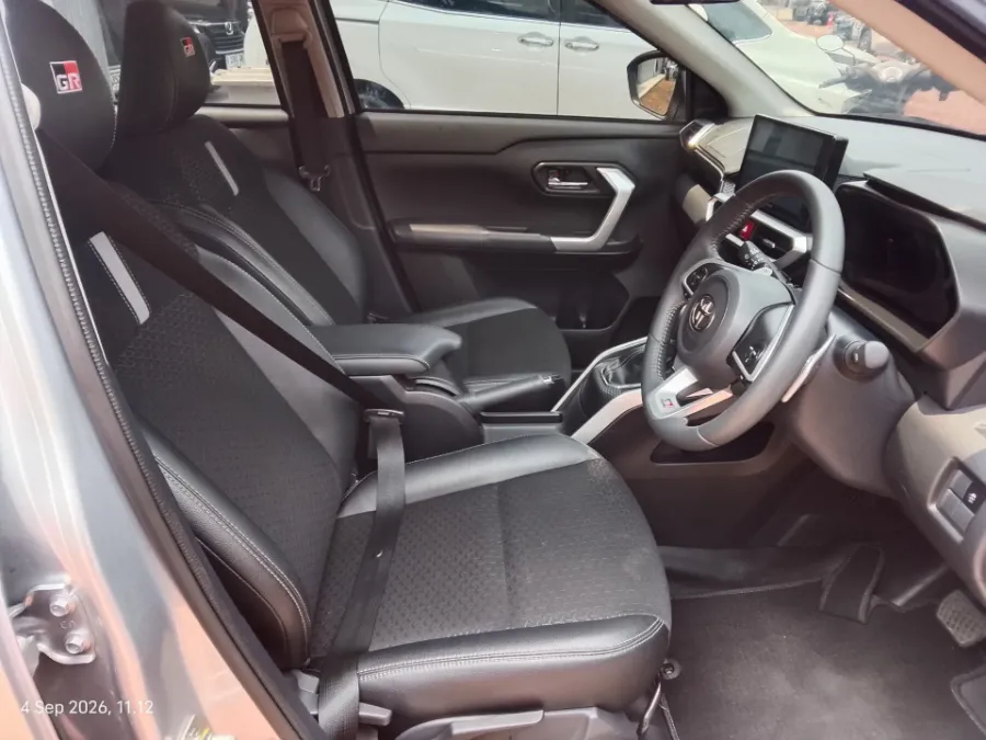Foto Mobil Bekas Kabin Depan Toyota Raize 1.0 GR Sport tahun 2025