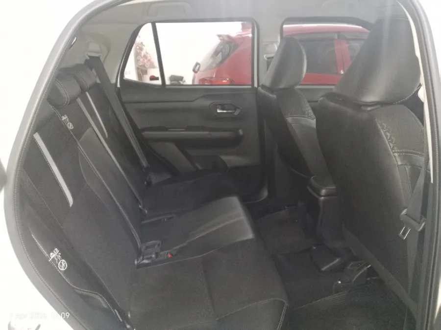 Foto Mobil Bekas Kabin Belakang Toyota Raize 1.0 GR Sport TSS tahun 2021