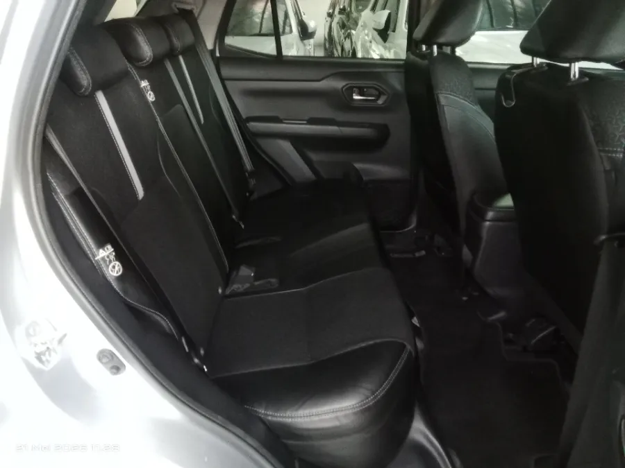 Foto Mobil Bekas Kabin Belakang Toyota Raize 1.0 GR Sport TSS tahun 2021