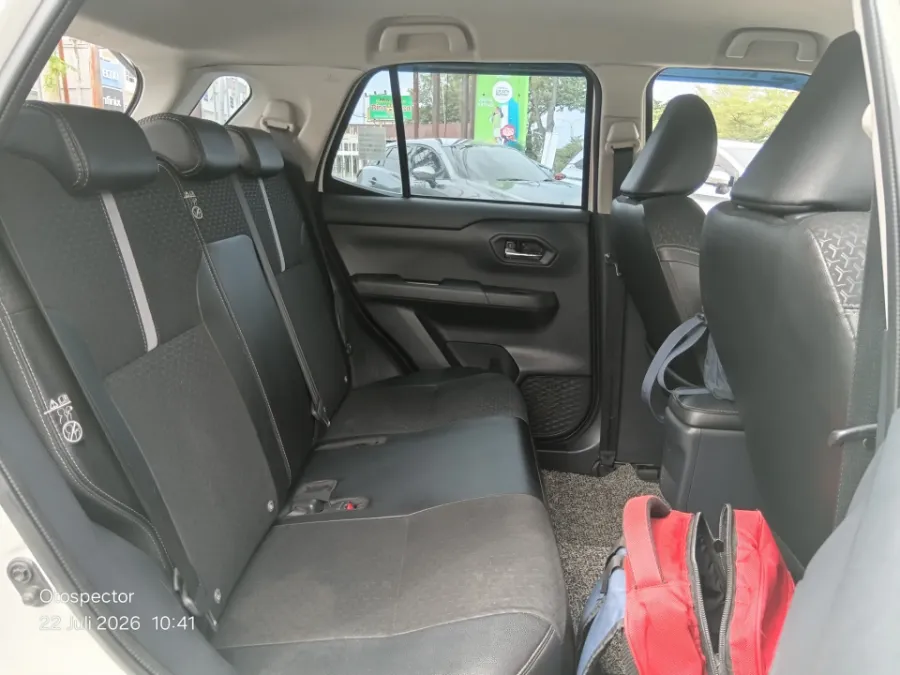 Foto Mobil Bekas Kabin Belakang Toyota Raize 1.0 GR Sport TSS tahun 2021