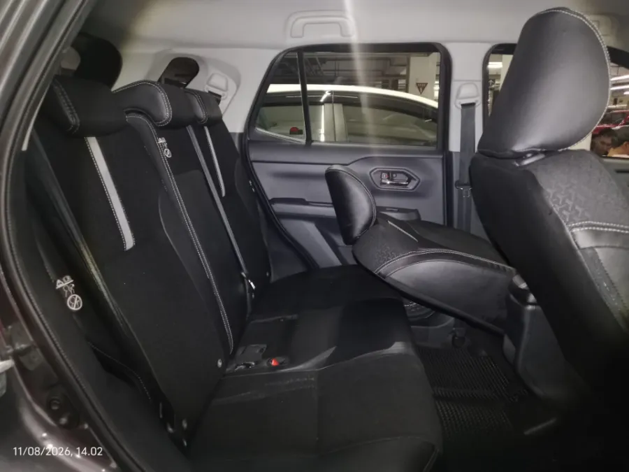 Foto Mobil Bekas Kabin Belakang Toyota Raize 1.0 GR Sport TSS tahun 2021